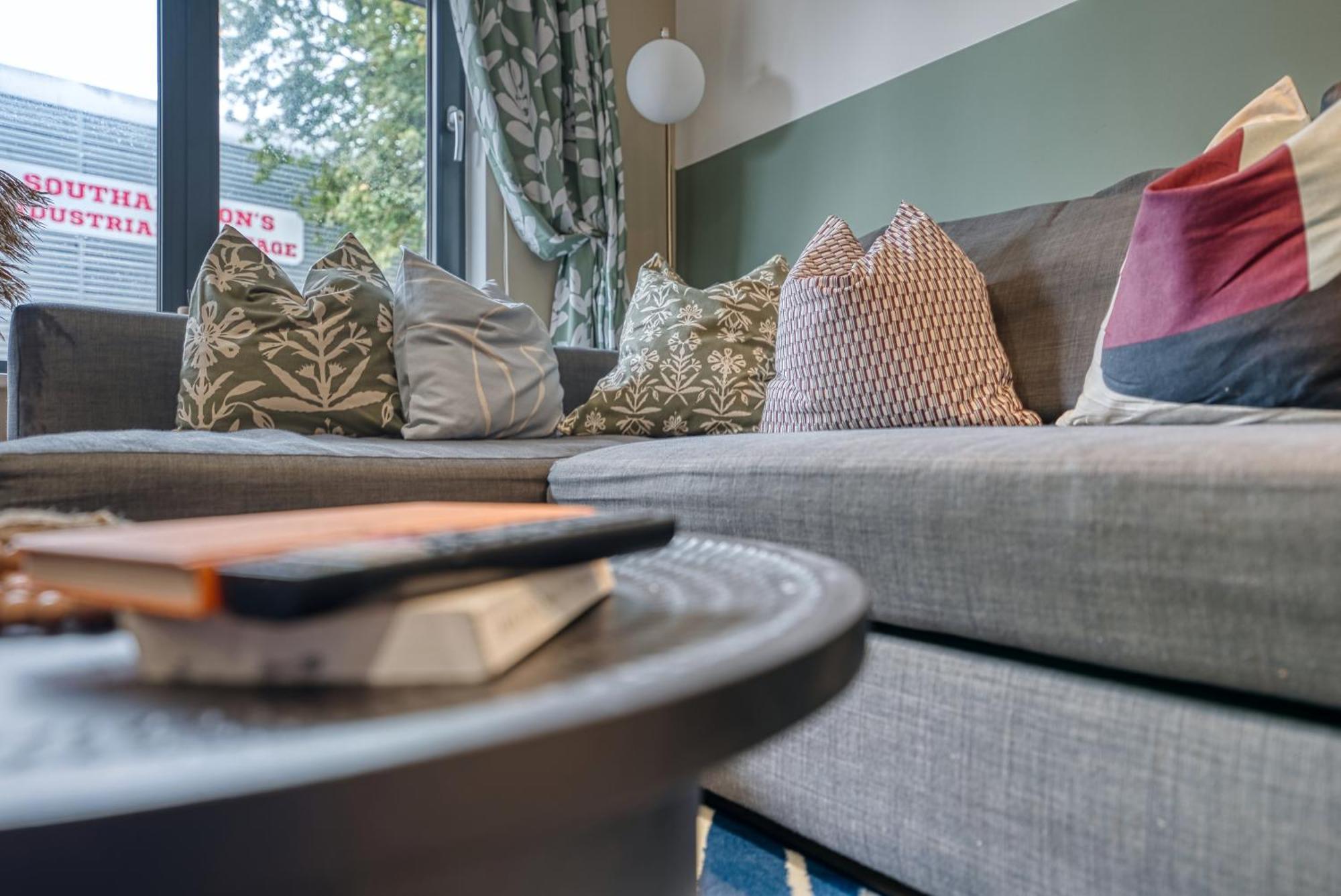 Ocean Village 1-Bedroom Luxurious, Stylish & Cosy Apartment, Central Location In Southampton, Sleeps 4 - Summer Special Offer! - By Blue Puffin Stays Exterior foto