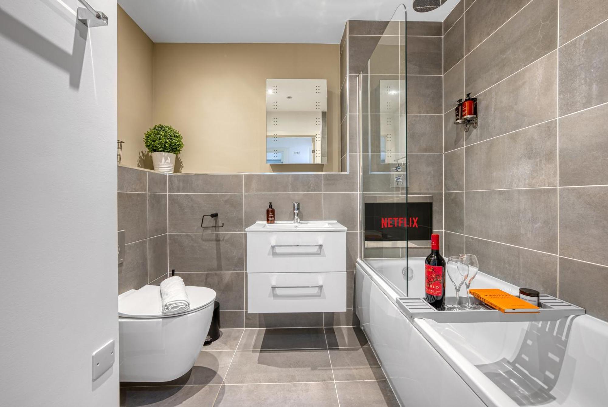 Ocean Village 1-Bedroom Luxurious, Stylish & Cosy Apartment, Central Location In Southampton, Sleeps 4 - Summer Special Offer! - By Blue Puffin Stays Exterior foto
