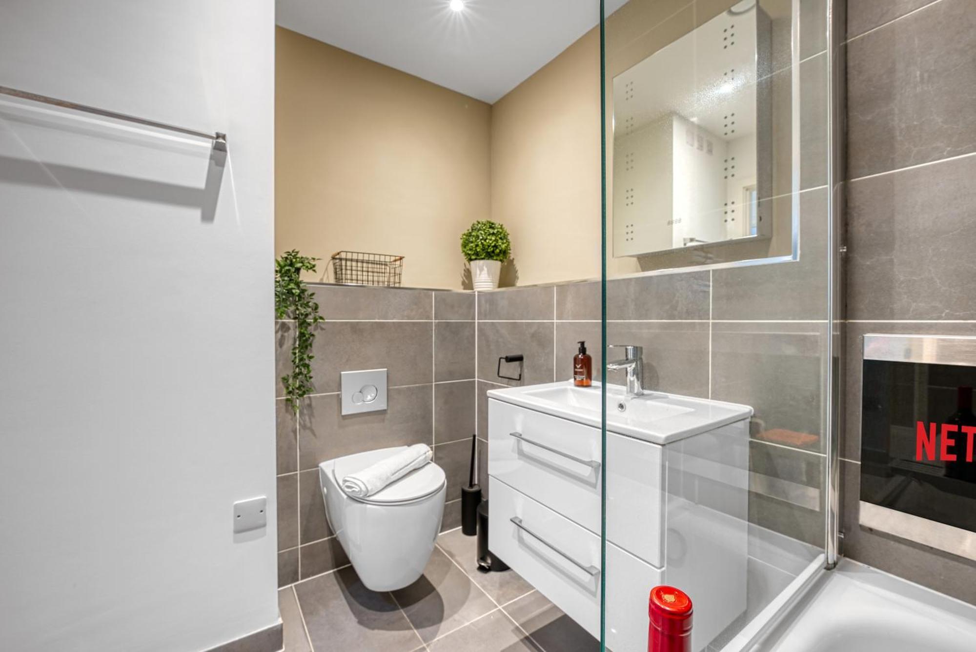 Ocean Village 1-Bedroom Luxurious, Stylish & Cosy Apartment, Central Location In Southampton, Sleeps 4 - Summer Special Offer! - By Blue Puffin Stays Exterior foto