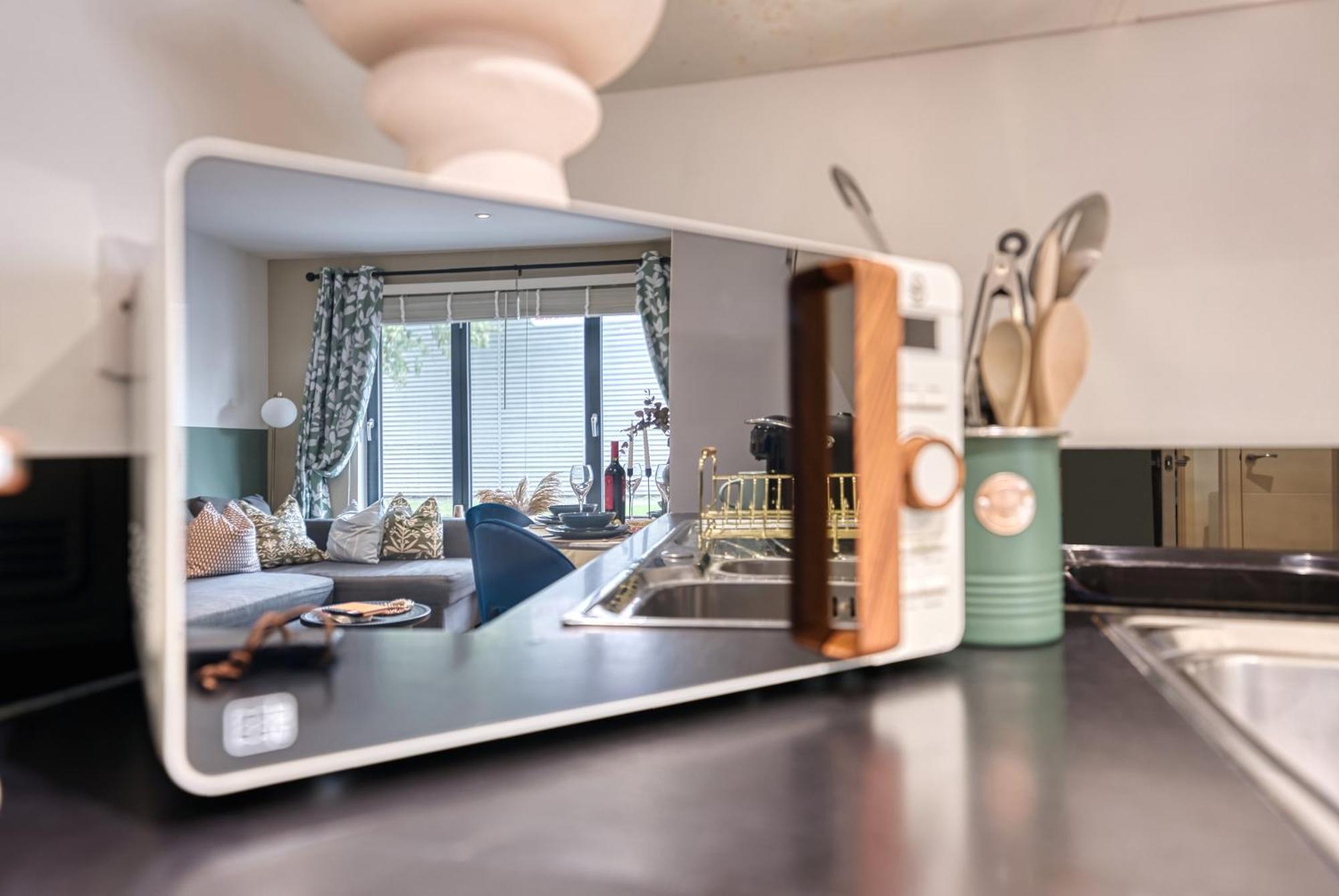 Ocean Village 1-Bedroom Luxurious, Stylish & Cosy Apartment, Central Location In Southampton, Sleeps 4 - Summer Special Offer! - By Blue Puffin Stays Exterior foto