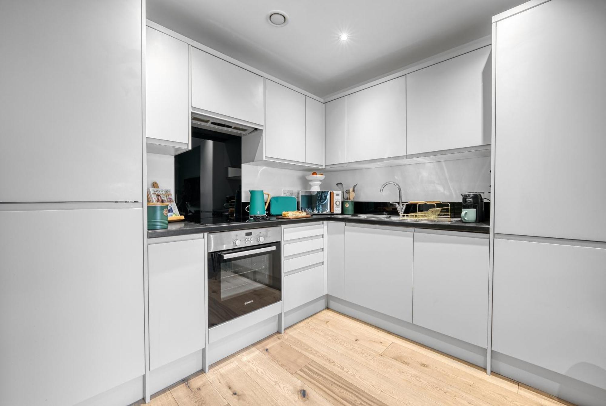 Ocean Village 1-Bedroom Luxurious, Stylish & Cosy Apartment, Central Location In Southampton, Sleeps 4 - Summer Special Offer! - By Blue Puffin Stays Exterior foto